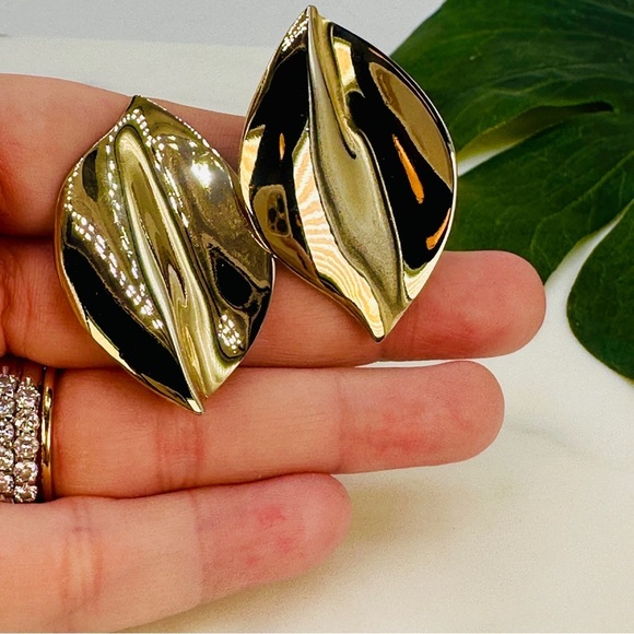 Vintage Clip On Earrings Large Leaf Modernist Contemporary Wave Design Gold Tone - Picture 1 of 7